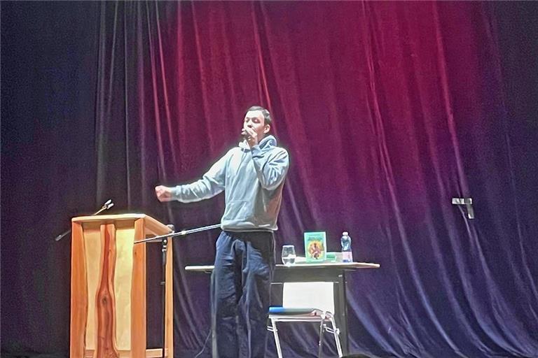 Der Autor Andrej Murašov bei der Lesung zu seinem Buch „Alles Gold“.  Foto: privat