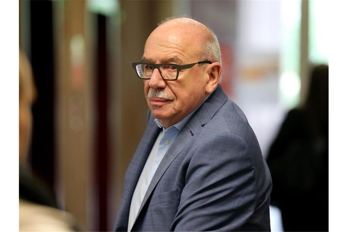 Teilerfolg für Kohl-Witwe im Streit mit Ghostwriter Der Autor Heribert Schwan darf zahlreiche weitere Textpassagen aus seinem 2014 erschienenen Buch „Vermächtnis. Die Kohl-Protokolle“ nicht mehr verbreiten. Foto: Oliver Berg/dpa