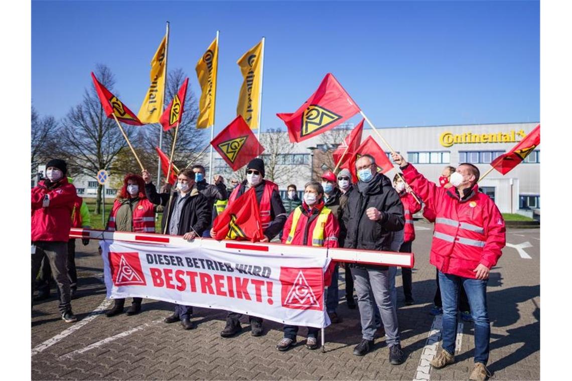 IG Metall erreicht Gnadenfrist für Conti-Werk Karben Der Autozulieferer wollte das Werk in Karben mit rund 1100 Beschäftigten zum Jahr 2023 aus Wettbewerbsgründen schließen. Foto: Frank Rumpenhorst/dpa