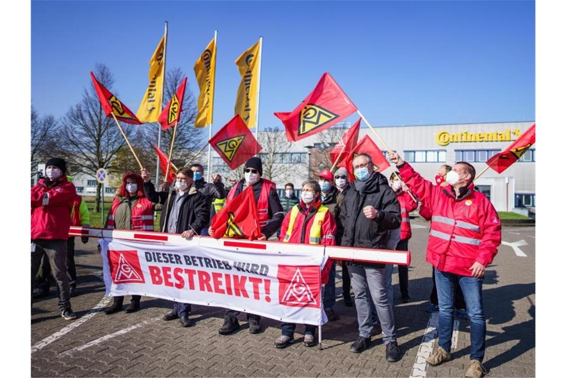 Der Autozulieferer wollte das Werk in Karben mit rund 1100 Beschäftigten zum Jahr 2023 aus Wettbewerbsgründen schließen. Foto: Frank Rumpenhorst/dpa