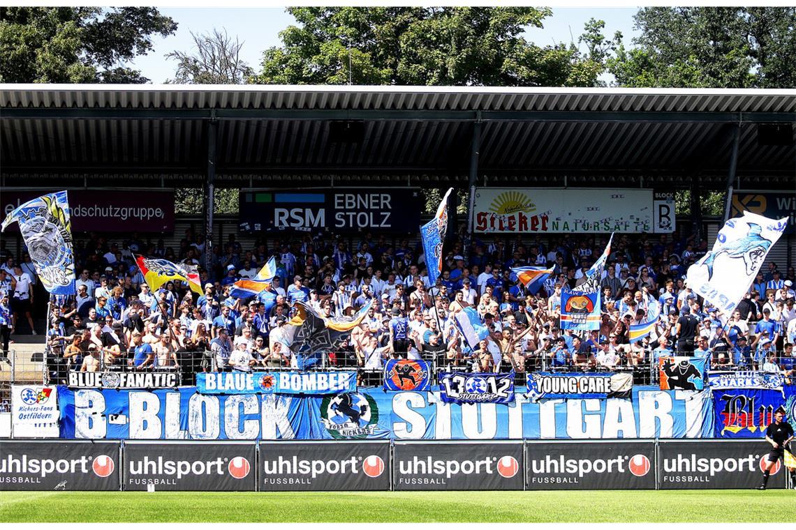 Der B-Block im Gazi-Stadion ist die Heimat der eingefleischten Kickers-Fans.