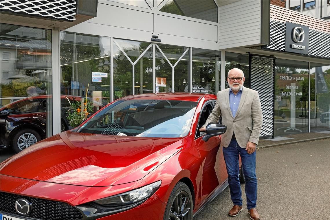 Das ungewisse Geschäft mit den Autos Der Backnanger Autoverkäufer Lothar Buchfink bleibt trotz wirtschaftlicher Schieflage optimistisch. Foto: Jörg Fiedler