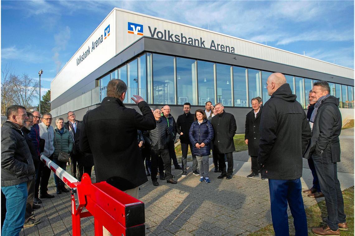 Der Backnanger Gemeinderat beim Besuch in Rottenburg im Januar 2020. Dort sicherte sich die Volksbank die Namensrechte an der neuen Sporthalle. Archivfoto: Klaus Franke