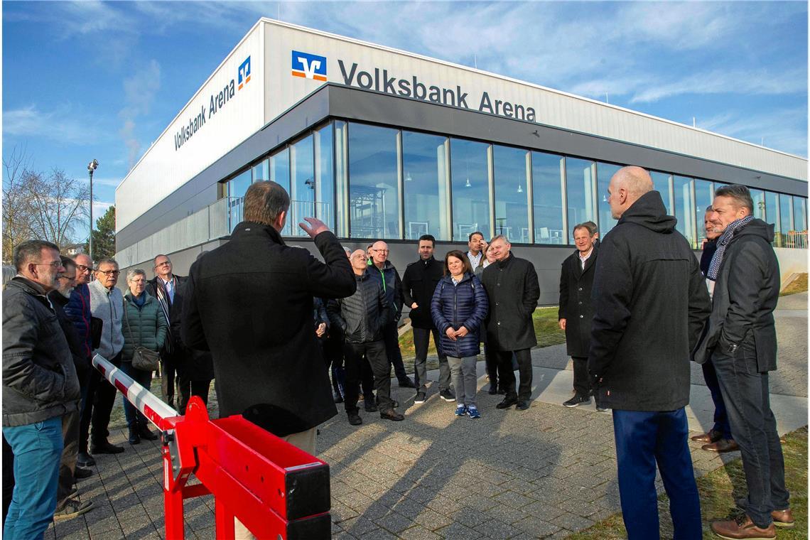 Maubacher Höhe: Namensgeber für neue Sporthalle gesucht Der Backnanger Gemeinderat beim Besuch in Rottenburg im Januar 2020. Dort sicherte sich die Volksbank die Namensrechte an der neuen Sporthalle. Archivfoto: Klaus Franke