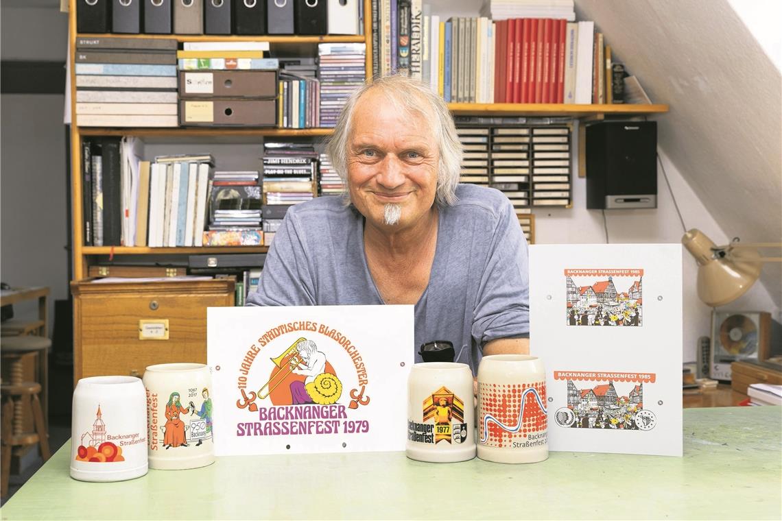 Ungerade, handgemacht, lebendig Der Backnanger Grafikdesigner Hellmut G. Bomm gestaltet schon seit vielen Jahren die besonderen Bierkrüge für das Backnanger Straßenfest. Zuletzt hatte die Stadt auch drei neue Entwürfe für das Straßenfest-Plakat bei ihm in Auftrag gegeben. Foto: J. Fiedler