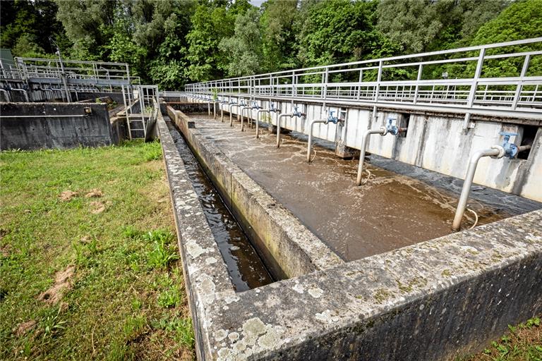 Der Backnanger Kläranlage wird Fällmittel zwar auch nur noch in reduzierten Mengen geliefert, das ist aber kein Problem. Unter anderem deshalb, weil Phosphate nicht nur chemisch, sondern auch biologisch gefällt werden. Archivfoto: Alexander Becher