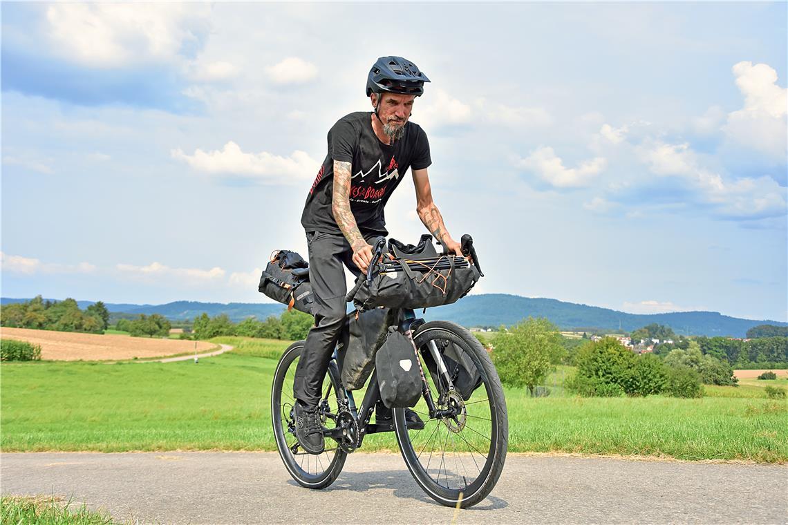 Mit dem Rad in den Urlaub: Das ultimative Gefühl von Freiheit Der Backnanger Robin Riesch fährt nur noch mit seinem Rad in den Urlaub. Voll ausgerüstet mit Zelt und Kochequipment campt er am liebsten in der Natur. Radfahren ist für ihn wie „meditieren“, sagt Riesch. Fotos: Tobias Sellmaier