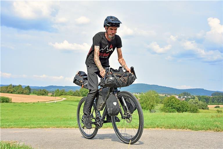 Der Backnanger Robin Riesch fährt nur noch mit seinem Rad in den Urlaub. Voll ausgerüstet mit Zelt und Kochequipment campt er am liebsten in der Natur. Radfahren ist für ihn wie „meditieren“, sagt Riesch. Fotos: Tobias Sellmaier