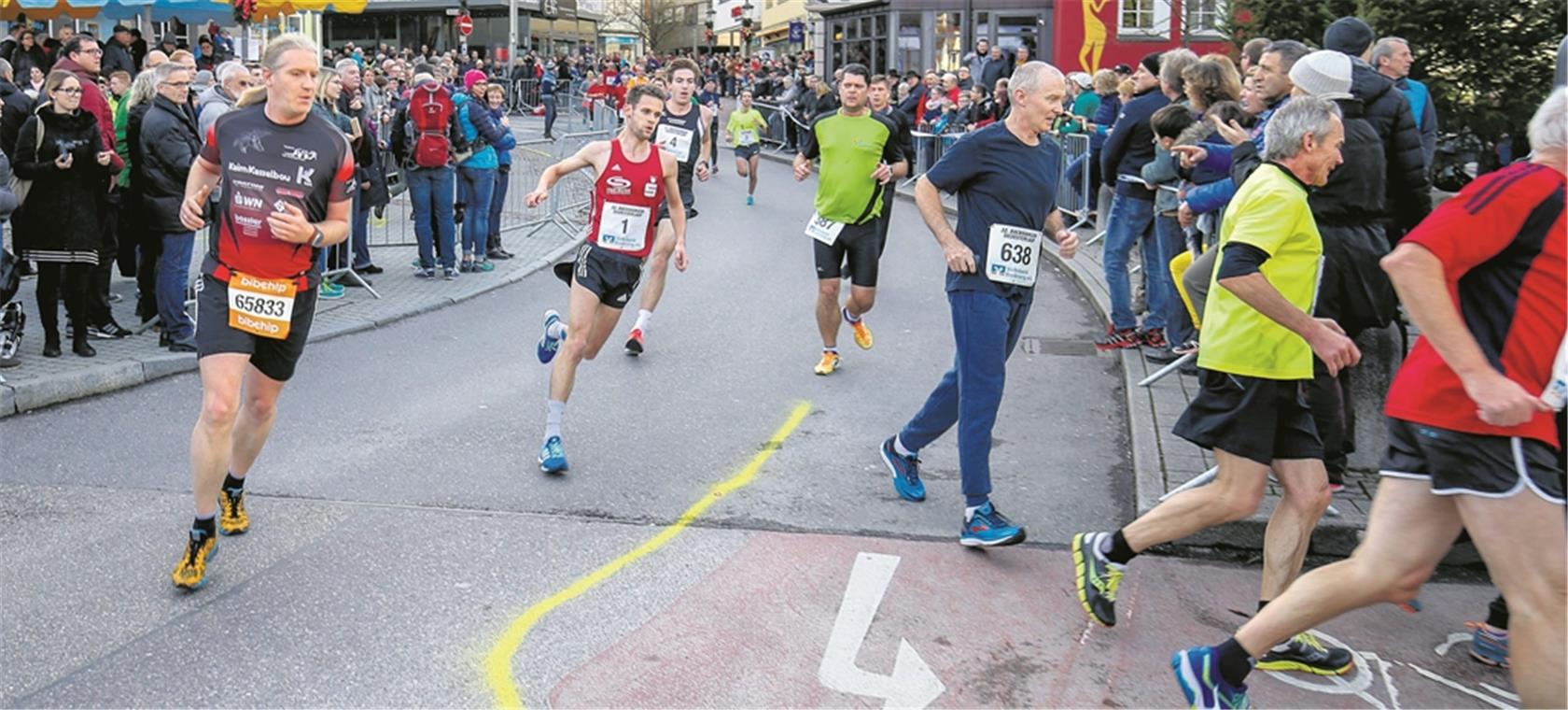 Der Backnanger Silvesterlauf vereint Spitzen- und Breitensport. Für Seriensieger Marcel Fehr (Startnummer 1) bedeutet dies, dass er sich seinen Weg durch das Feld bahnen muss. Foto: A. Becher