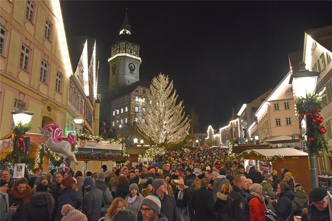 Backnanger Weihnachtsmarkt findet statt Der Backnanger Weihnachtsmarkt findet dieses Jahr wieder statt, wenn auch unter besonderen Bedingungen. Nicht in der Marktstraße, wie noch 2019, sollen die Stände der Vereine stehen, sondern im Stiftshof, der besser kontrolliert werden kann. Archivfoto: T. Sellmaier