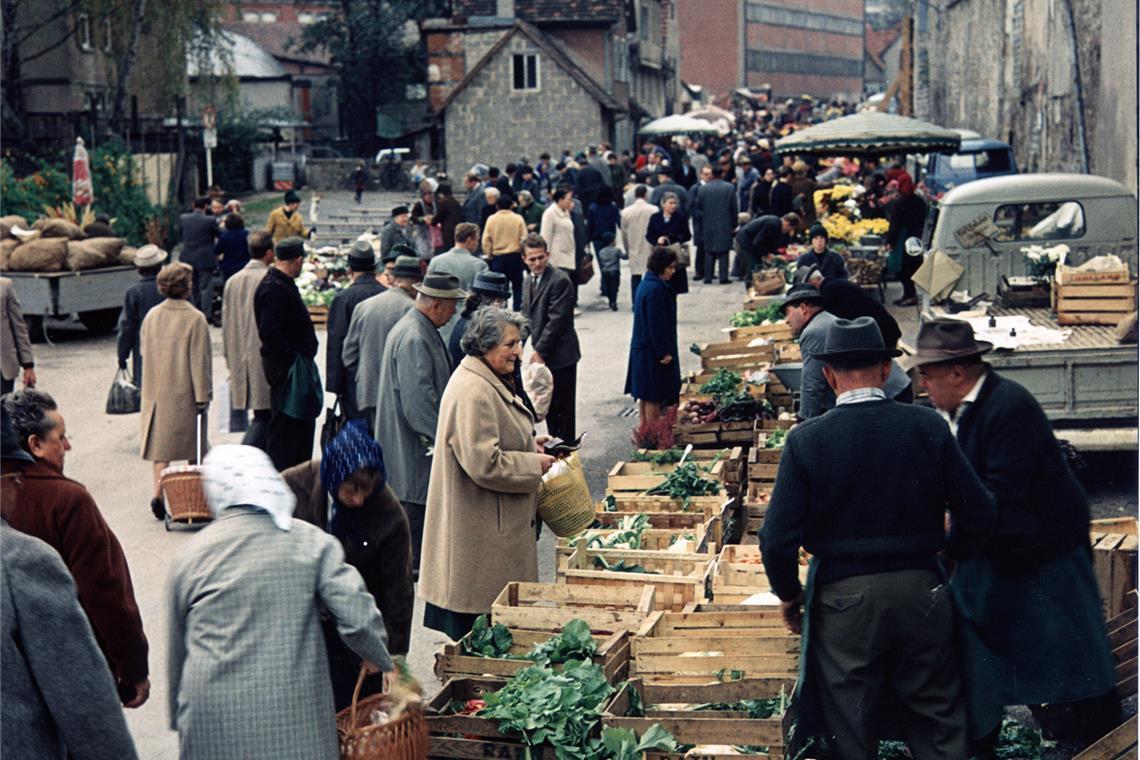 Der Backnanger Wochenmarkt ist nicht nur ein Ort zum Einkaufen, sondern auch ein wichtiger sozialer Treffpunkt. Im Jahr 1966 wird er offenbar in der Grabenstraße abgehalten.