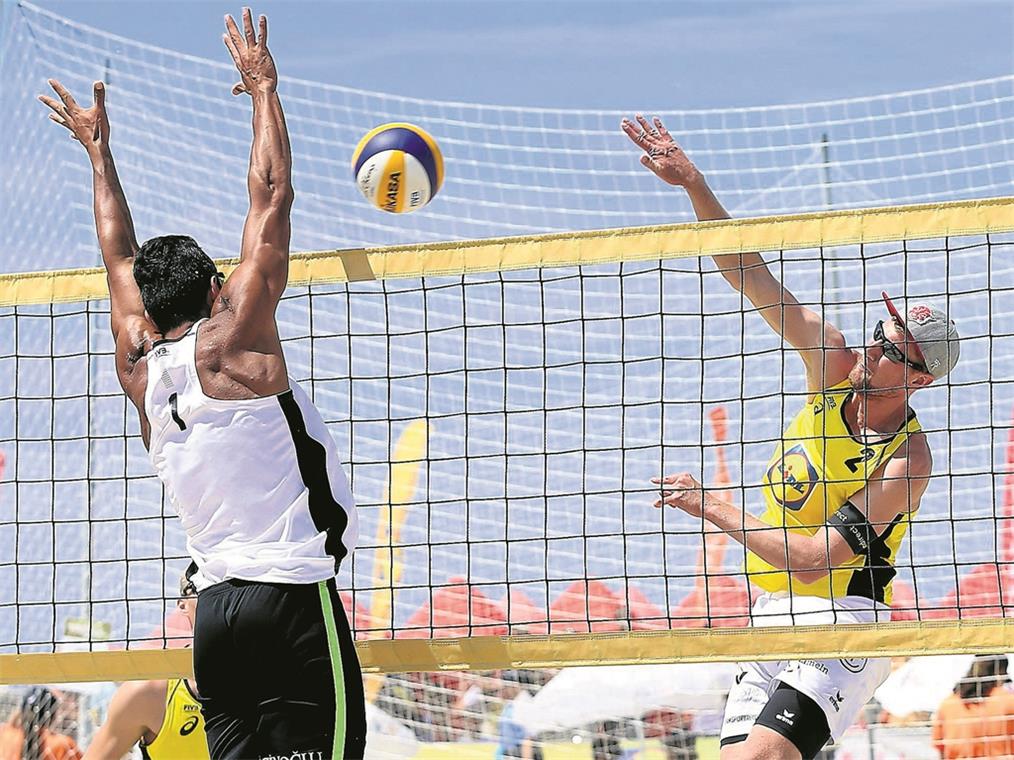 Nach frühem Aus steht nächste Aufgabe an Der Backnanger Yannick Harms (rechts) hatte beim Vier-Sterne-Turnier in Portugal etwas Pech.Foto: FIVB