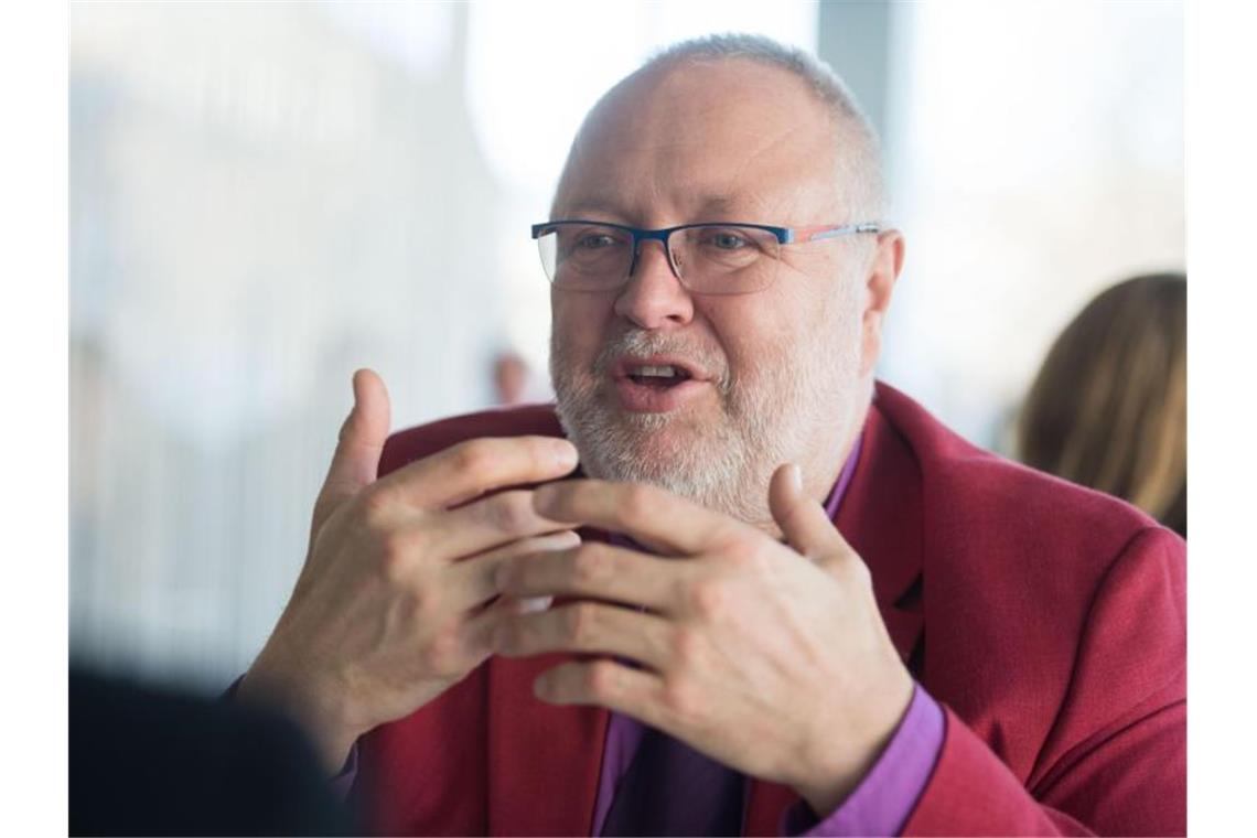 Der baden-württembergische Landesvorsitzende der Gewerkschaft der Polizei (GdP), Hans-Jürgen Kirstein, spricht. Foto: picture alliance / Lino Mirgeler/dpa/Archivbild