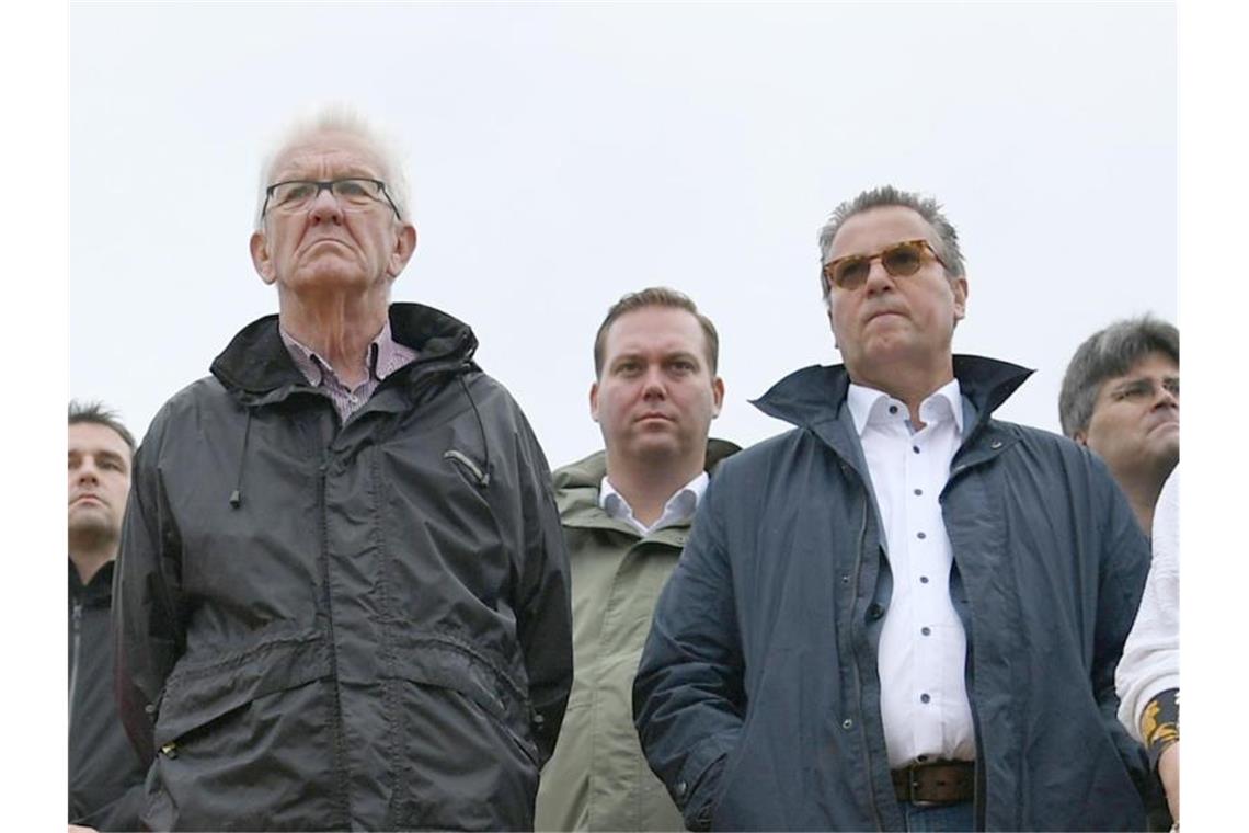 Wetterextreme: Landesregierung will Bauern helfen Der baden-württembergische Ministerpräsident Winfried Kretschmann (Bündnis 90/Die Grünen, l) und der baden-württembergische Forstminister Peter Hauk (CDU, r). Foto: Patrick Seeger/dpa