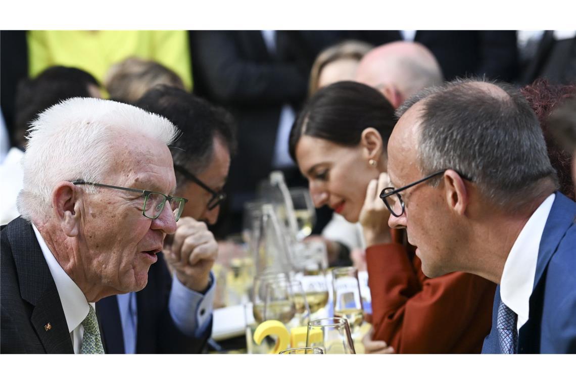 Südwesten feiert bei Stallwächterparty mit dem Kanzler Der baden-württembergische Ministerpräsident Winfried Kretschmann mit Bundeskanzler Friedrich Merz