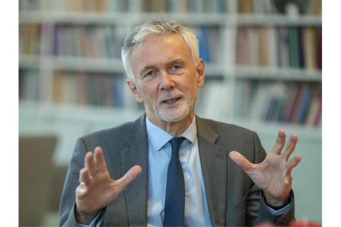 Landesbischof kündigt Einschnitte bei Gemeindehäusern an Der badische Landesbischof Jochen Cornelius-Bundschuh während eines Interviews. Foto: Uli Deck/dpa/archivbild