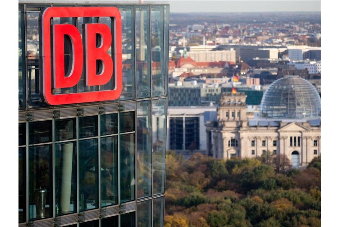 Bahn: Ausfälle und Verspätungen wegen umgestürzter Bäume Der Bahn-Tower in Berlin am Potsdamer Platz mit dem Reichstag im Hintergrund. Foto: Kay Nietfeld/Archiv