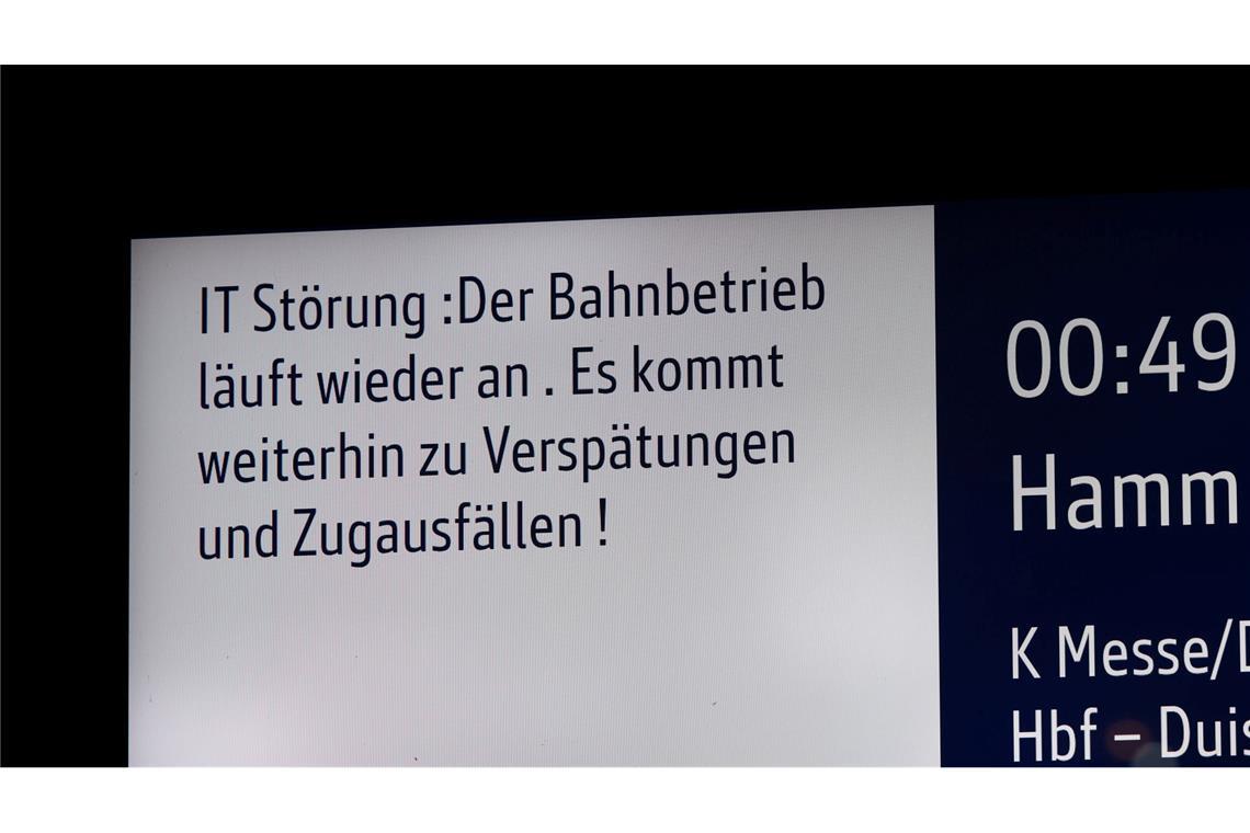 "Der Bahnbetrieb läuft wieder an": Über diese Nachricht freuten sich Reisende in der Nacht.