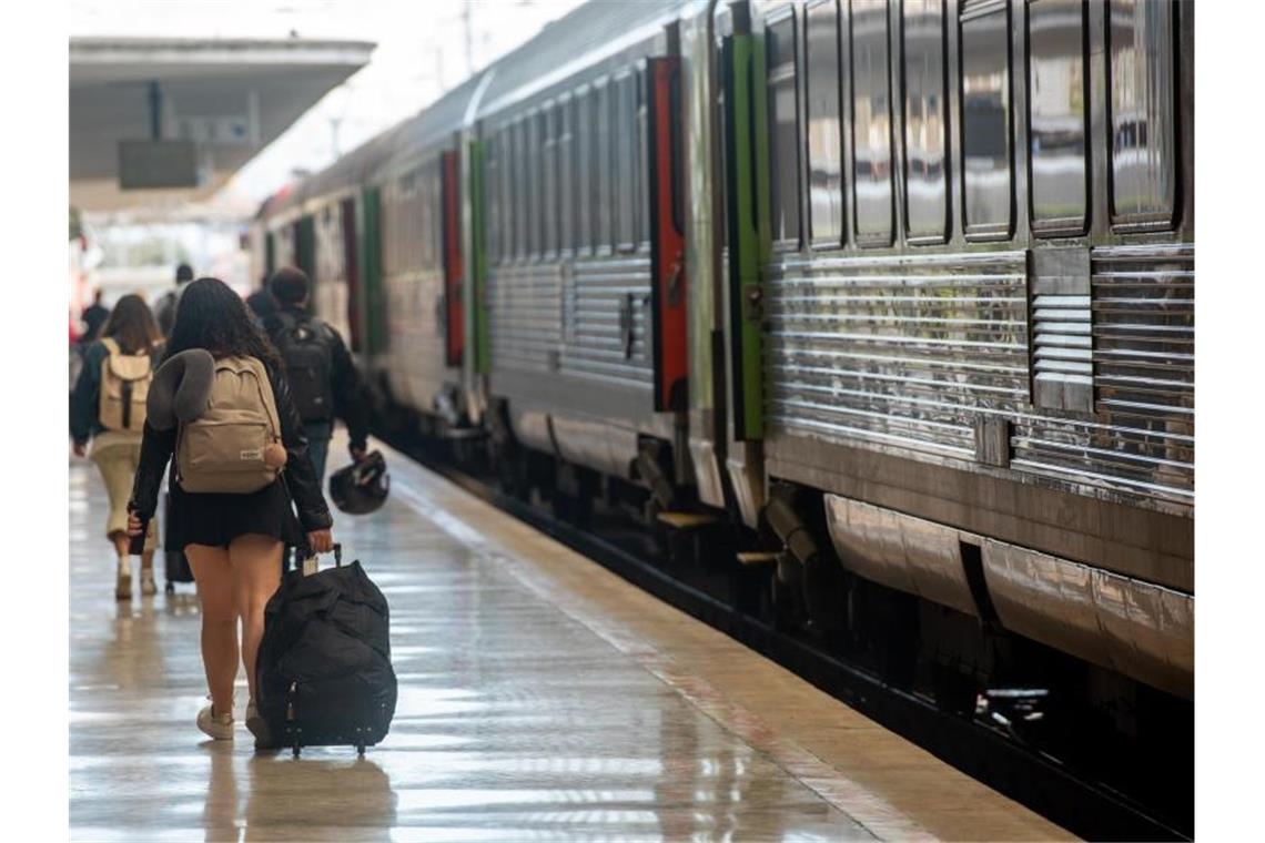 Delta-Drama in Portugal: Hotels leeren sich, Kliniken voller Der Bahnhof Santa Apolonia im Zentrum von Lissabon. Das Robert Koch-Institut hat das Land als Virusvariantengebiet eingestuft. Foto: Paulo Mumia/dpa