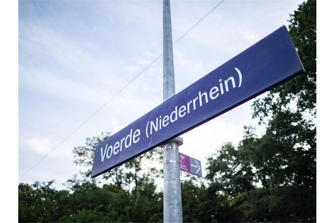 Frau hinterrücks vor Zug gestoßen - Mann war polizeibekannt Der Bahnhof von Voerde. Das Amtsgericht Duisburg erließ am Sonntag Haftbefehl wegen Mordes gegen den 28-Jährigen. Foto: Marcel Kusch