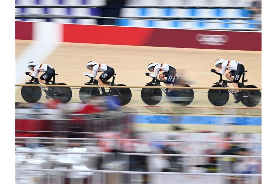 Der Bahnrad-Vierer der Frauen fuhr in Tokio erneut Weltrekord. Foto: Sebastian Gollnow/dpa