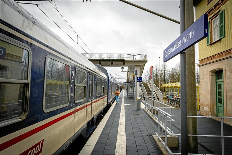 Der Bahnsteig 1 in Oppenweiler ist barrierefrei umgebaut worden. Wenn allerdings kurzfristig ein Gleiswechsel angesagt wird, müssen Bahnreisende über die Brücke – oder sie machen einen 800 Meter langen Umweg. Foto: Alexander Becher