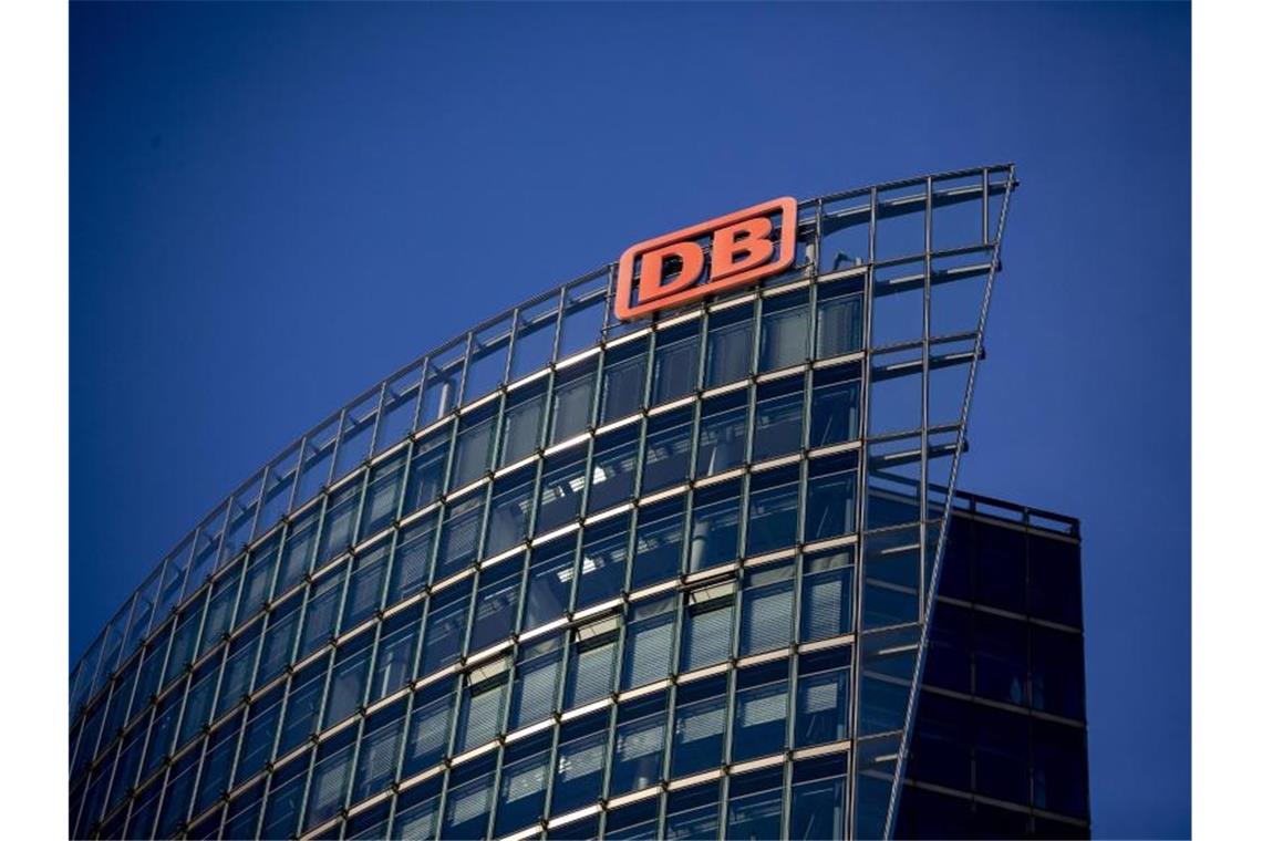 Bartsch kritisiert Pensionen für Ex-Bahn-Vorstände Der Bahntower am Potsdamer Platz in Berlin. Foto: Christoph Soeder/dpa