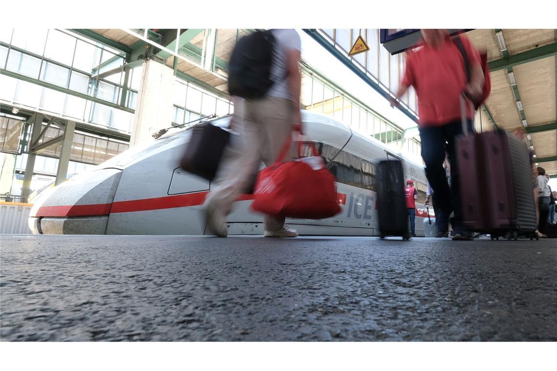 Der Bahnverkehr ist laut einem Bundespolizeisprecher eingestellt. (Symbolbild)