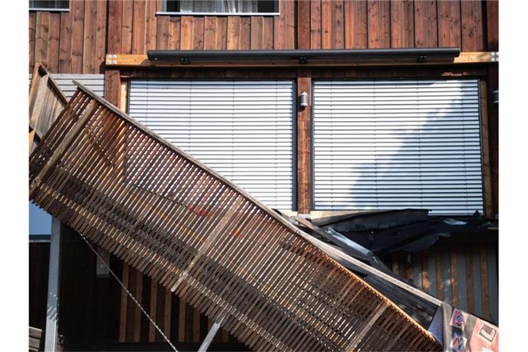 Der Balkon war unter dem Gewicht eines prall gefüllten Planschbeckens zusammengebrochen, mehrere Menschen wurden verletzt. Foto: Marijan Murat