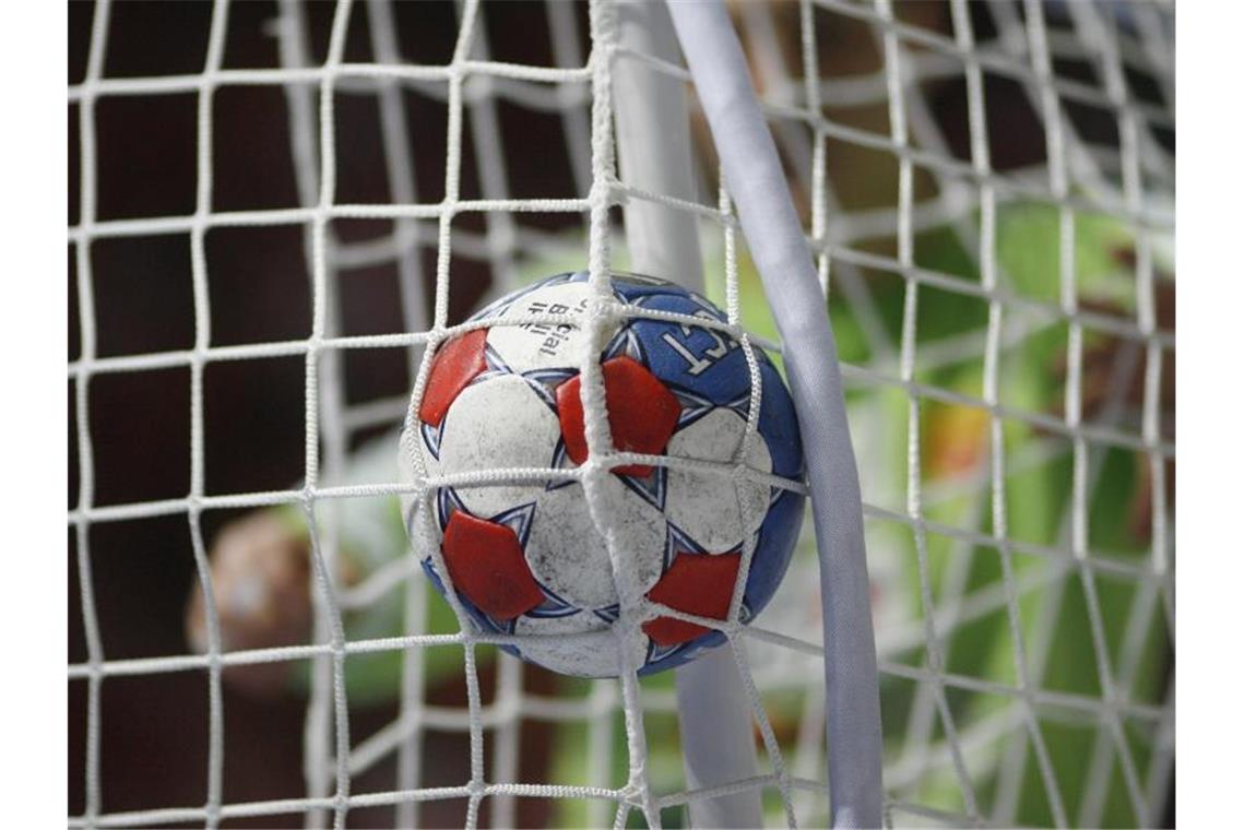 Der Ball fliegt durch die Luft und ins Netz. Foto: Jens Wolf/dpa