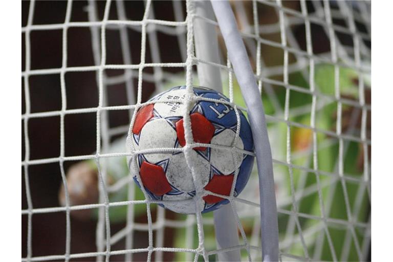 Der Ball fliegt durch die Luft und ins Netz. Foto: Jens Wolf/dpa