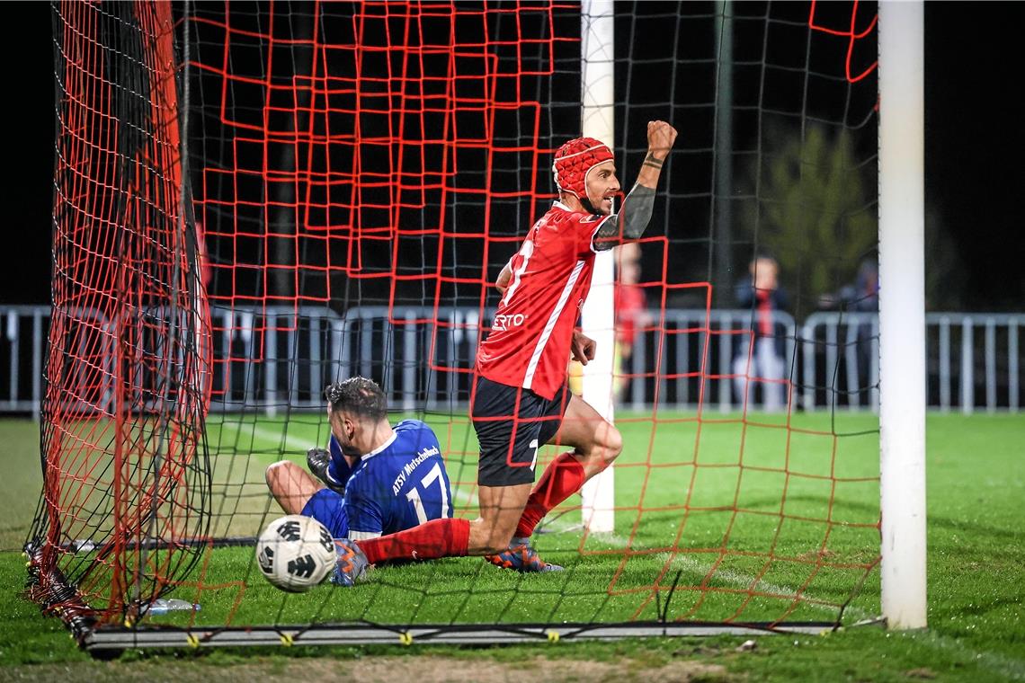 Der Ball im Netz, der Torwart geschlagen und Dominik Salz jubelt: Ein Bild, das es in der Oberliga schon 113-mal gab. Foto: Alexander Becher