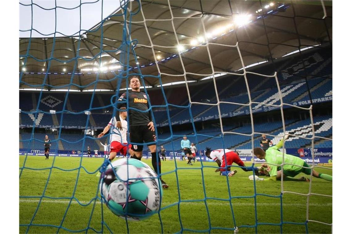 Der Ball in Deutschlands-Topfußball-Ligen rollt weiter vor leeren Rängen. Foto: Christian Charisius/dpa
