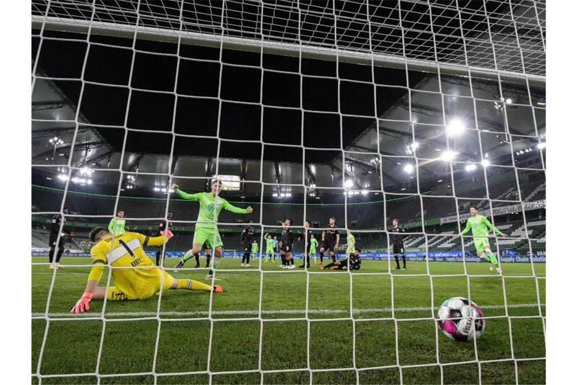 Der Ball landet nach dem Freistoß von Wolfsburgs Josip Brekalo im Tor. Foto: Swen Pförtner/dpa