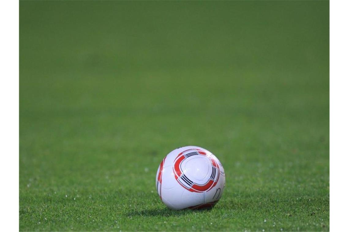 Der Ball liegt auf dem Rasen. Foto: picture alliance / dpa / Symbolbild