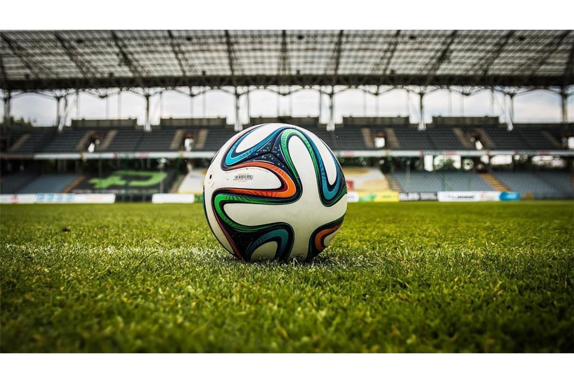 Der Ball rollt - und bringt teilweise erstaunliche Ergebnisse.