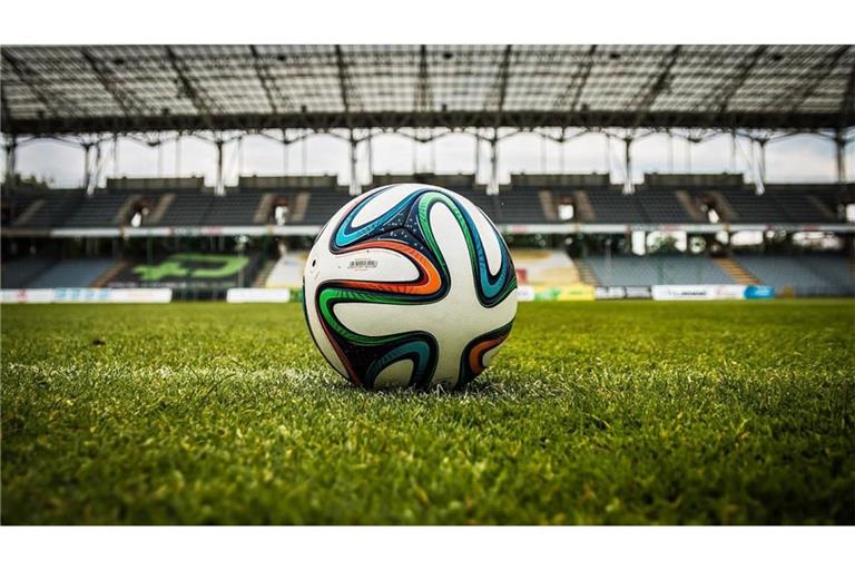 Der Ball rollt - und bringt teilweise erstaunliche Ergebnisse.