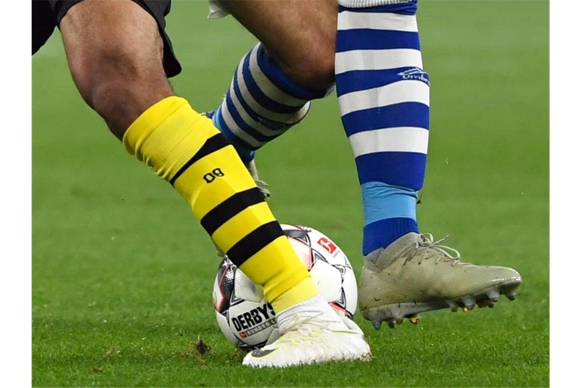 Der Ball rollt wieder in der Bundesliga: Auch im Derby zwischen dem BVB und Schalke. Foto: Ina Fassbender/dpa