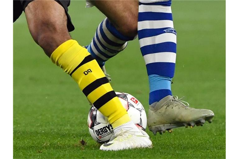 Der Ball rollt wieder in der Bundesliga: Auch im Derby zwischen dem BVB und Schalke. Foto: Ina Fassbender/dpa