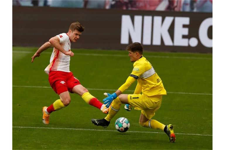 Der Ball von Leipzigs Stürmer Alexander Sörloth wird von Stuttgarts Torwart Gregor Kobel abgewehrt. Foto: Odd Andersen/AFP-Pool/dpa