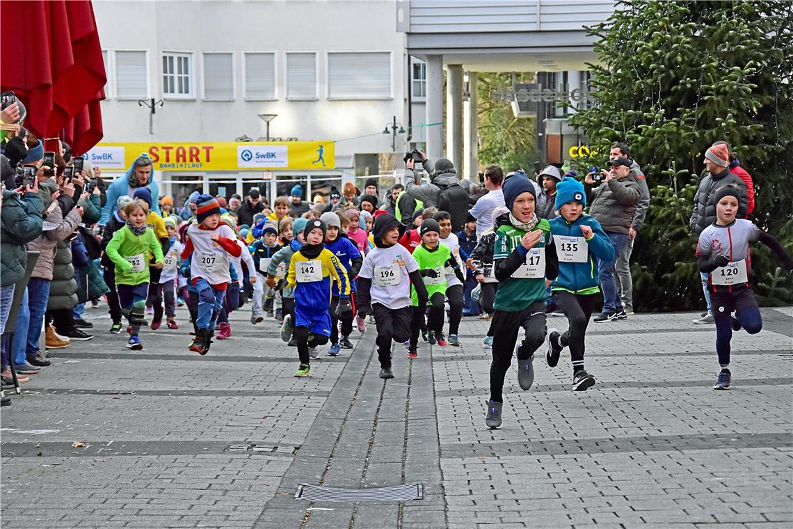 Der Bambinilauf startet an der Volksbank. Silvesterlauf in Backnang 2025. SP