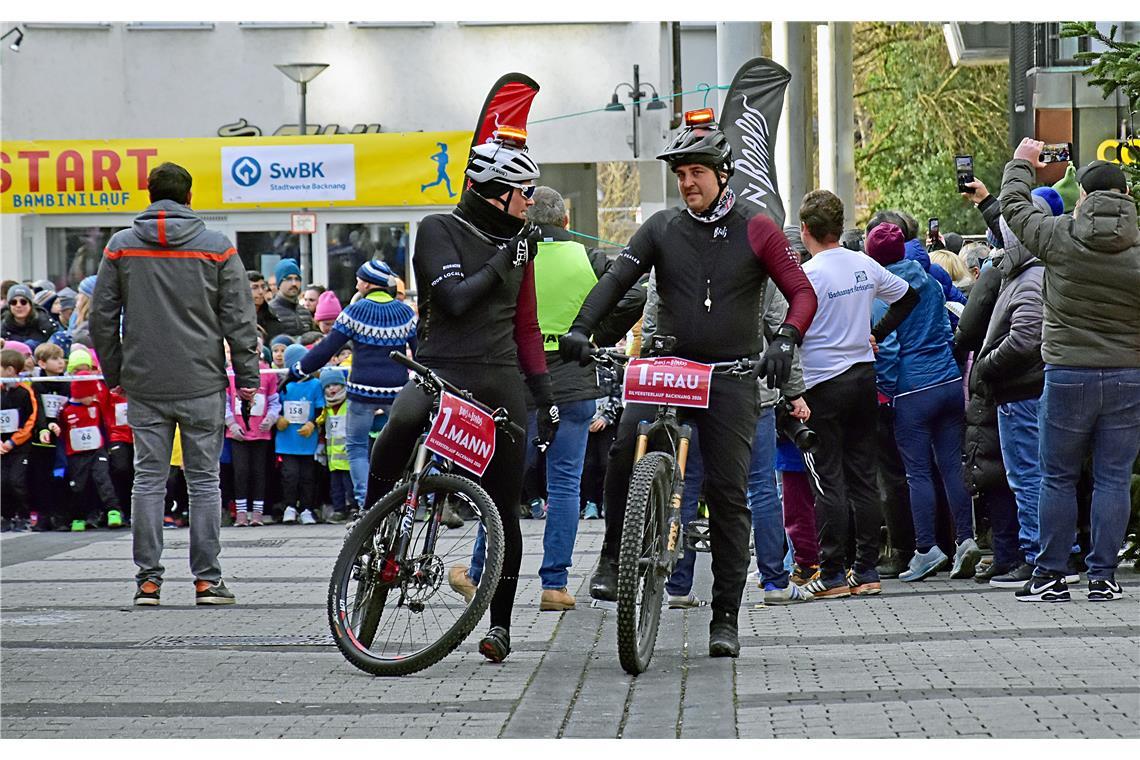 Der Bambinilauf startet an der Volksbank. Silvesterlauf in Backnang 2025. SP
