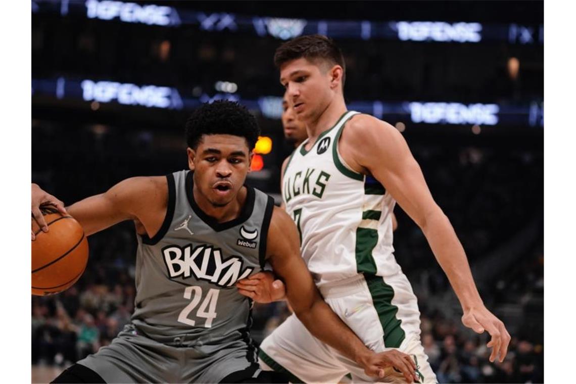 Milwaukee Bucks gewinnen dank Aufholjagd - Schröder verletzt Der Basketballprofi Cam Thomas von den Brooklyn Nets in Aktion mit Grayson Allen von den Milwaukee Bucks. Foto: Morry Gash/AP/dpa