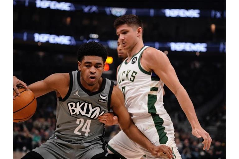 Der Basketballprofi Cam Thomas von den Brooklyn Nets in Aktion mit Grayson Allen von den Milwaukee Bucks. Foto: Morry Gash/AP/dpa