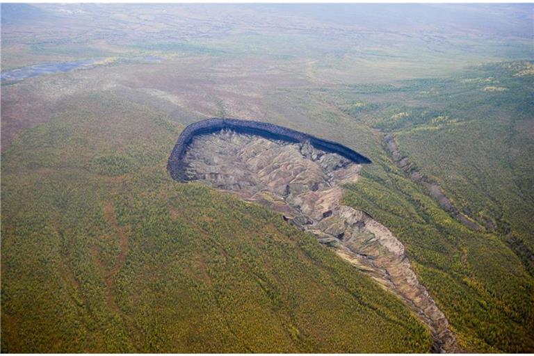 Der Batagaika-Megaslump, wie der Krater  auch genannt wird,  ist eine  Thermokarst-Vertiefung von rund einem Kilometer Länge und etwa 100 Metern Tiefe in der nordostsibirischen Taiga.