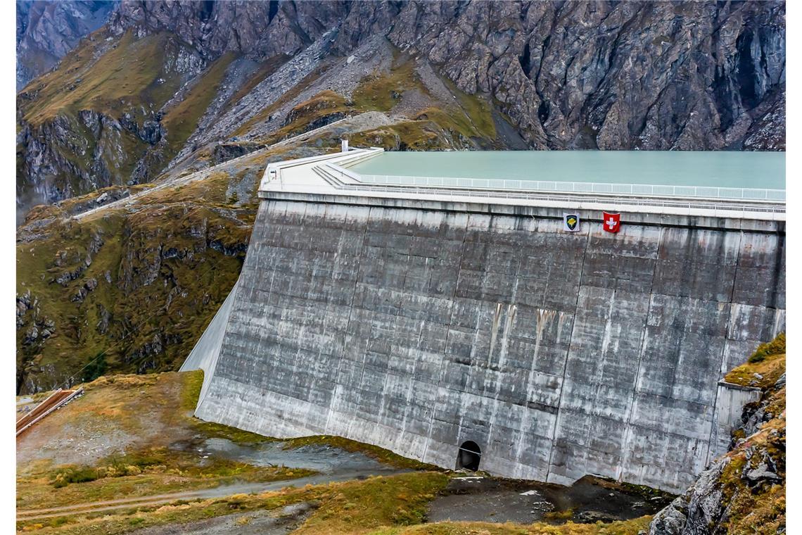 Der Bau der neuen Grande-Dixence-Staumauer dauerte von 1951 bis 1965. Am Bauprojekt waren über 3000 Arbeiter beteiligt. Die Flutung wurde am 17. Juli 1957 durch das Öffnen der alten Staumauer eingeleitet.