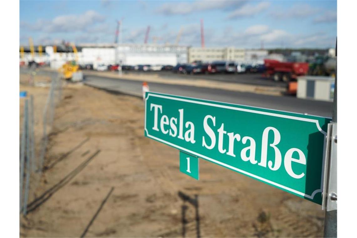 Tesla plant Batterieproduktion mit neuer Technologie Der Bau der Tesla-Fabrik in Grünheide macht Fortschritte. Dort ist auch die Fertigung von Batterien geplant. Foto: Jörg Carstensen/dpa