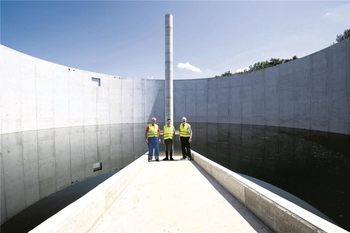 Weites Rund für Flüssigdünger Der Bau des neuen Tanks in Neuschöntal ist schon weit fortgeschritten (von links): Anlagenleiter Albrecht Schick, Projektleiter Daniel Arana und AWRM-Chef Gerald Balthasar. Foto: J. Fiedler