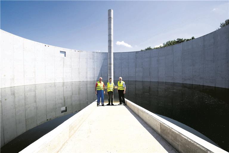 Der Bau des neuen Tanks in Neuschöntal ist schon weit fortgeschritten (von links): Anlagenleiter Albrecht Schick, Projektleiter Daniel Arana und AWRM-Chef Gerald Balthasar. Foto: J. Fiedler