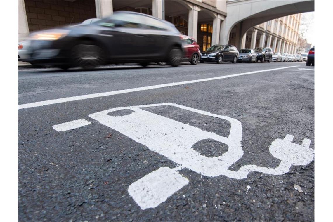 Der Bau von Ladesäulen in der Europäischen Union ist aus Sicht des EU-Rechnungshofs zu langsam, zu ungleichmäßig und zu planlos, um Elektroautos zum Durchbruch zu verhelfen. Foto: Julian Stratenschulte/dpa